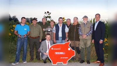 Die Drohne zur Kitzrettung ist bereits erfolgreich im Einsatz - nun fanden sich die Beteiligten noch zur offiziellen Spendenübergabe zusammen. (Foto: KSKMSE)