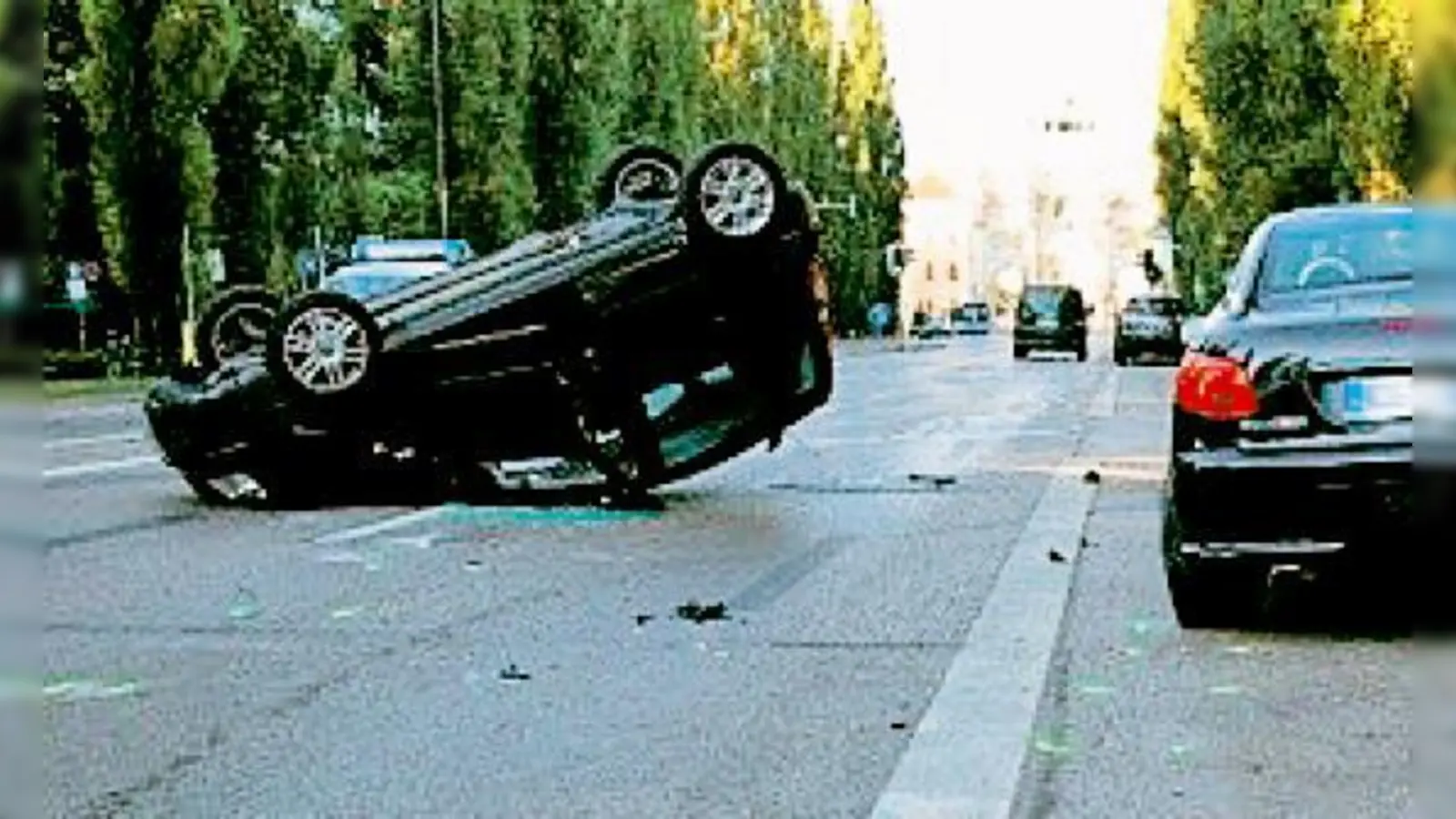 Gottseidank zu früher Stunde hatte sich der Fiat auf der Leopoldstraße überschlagen.	 (Foto: Polizei)