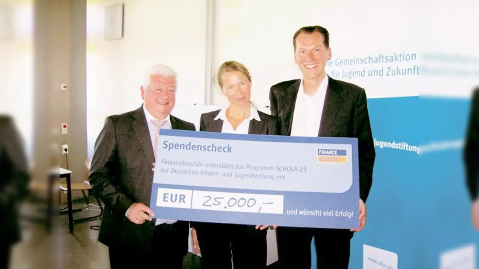 Schulleiter Dr. Peter Riedner übergab stolz den Scheck über 25.000 Euro an Projektbetreuerin Dr. Sabine Schweder und Vorstand Errit Schlossberger.	 (Foto: sd)