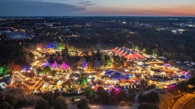 Beim Tollwood-Sommerfestival im Olympiapark gibt es allerlei zu erleben. Mit dabei ist heuer auch die Herzkammer, die Spenden für soziale Projekte ermöglicht.  (Foto: Anton Brandl)