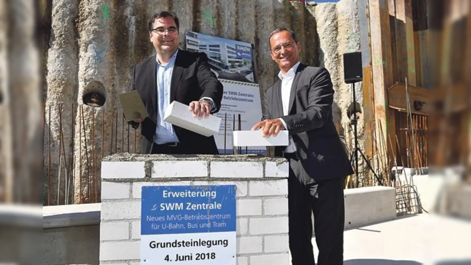 Ingo Wortmann (li.) und Werner Albrecht bei der Grundsteinlegung. 	 (Foto: SWM)