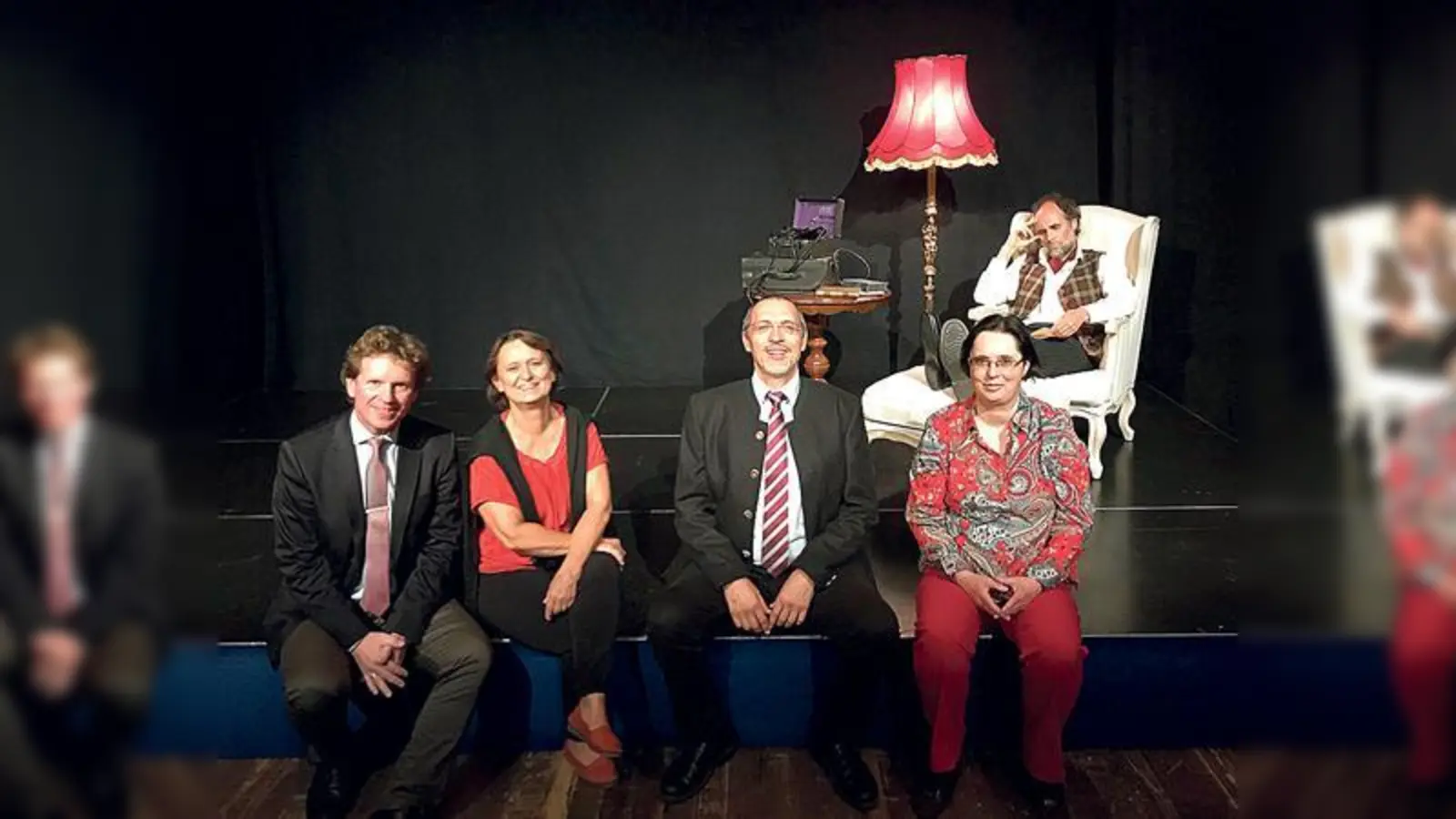 Normalerweise hinter der Bühne aktiv: Andreas Haas vom FLTB, Ingrid Huber (Foolstheater), Rudolf Maier-Kleeblatt (FLTB)  und Waitzinger-Keller Leitung Isabella Krobisch (v. l.).	 (F.: hw)