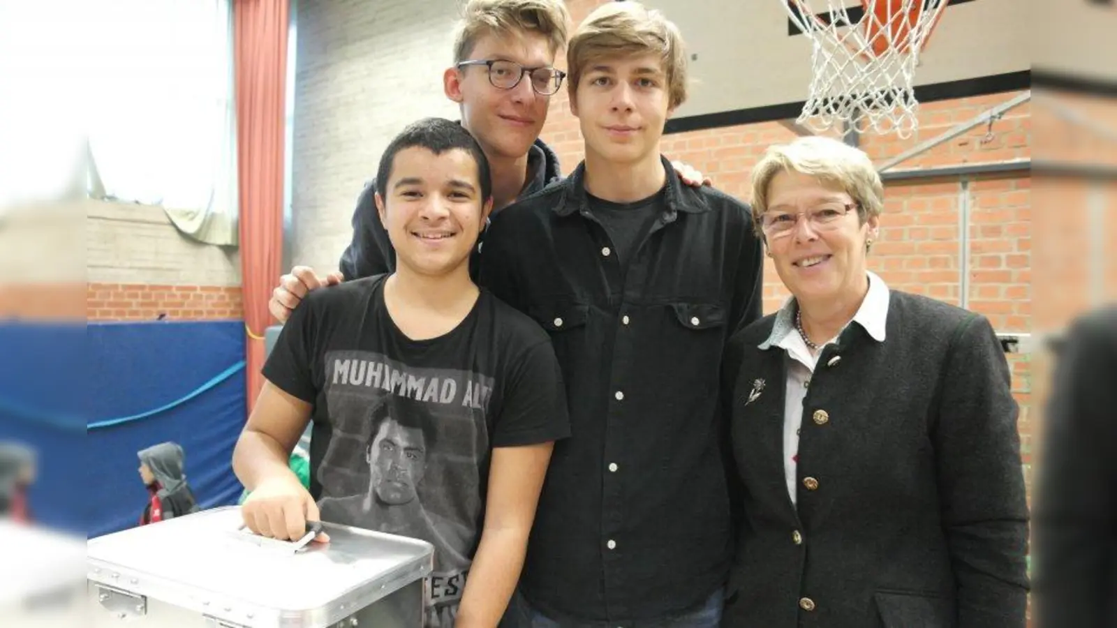 Bärbel Ebner, Rektorin des Thomas-Mann-Gymnasiums, und die Schülersprecher Hakan Tok, Vincent Fischer und Jakob Parzinger mit der Zeitkapsel. (Foto: Sch)