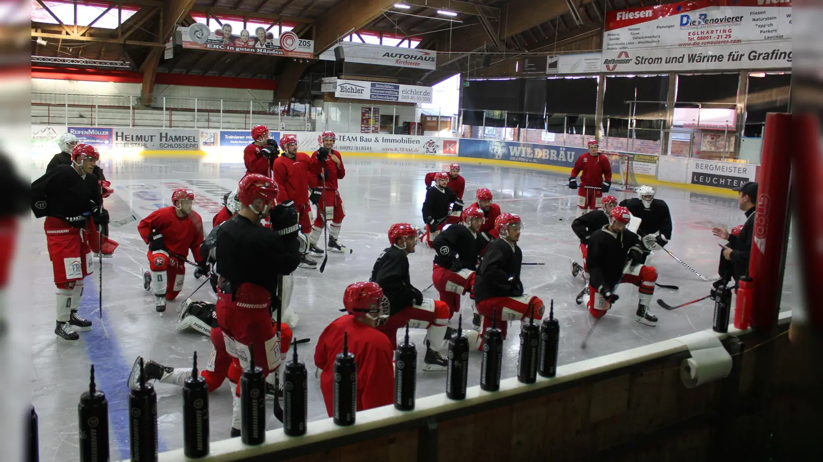 Das komplett versammelte Team des EHC Klostersee beim zweiten Eistraining unter Trainer Dominik Quinlan (rechts). (Foto: smg )