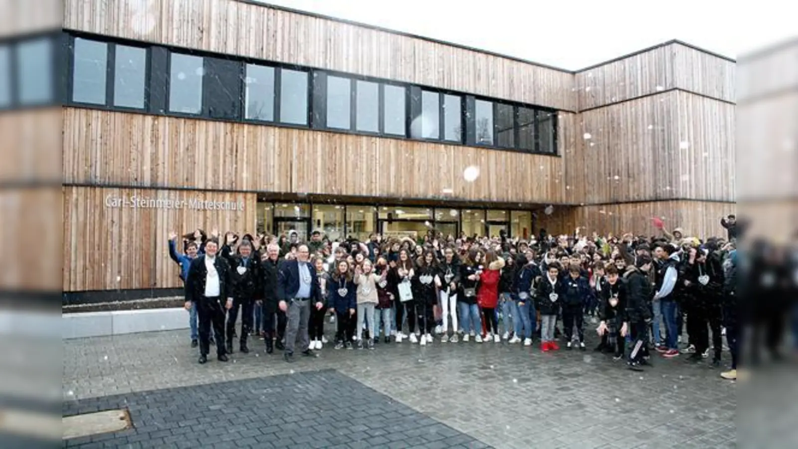Gruppenfoto mit Bürgermeistern: Am 11. März wurde das neue Gebäude bezogen.	 (Foto: Ilka Straube-Imming)