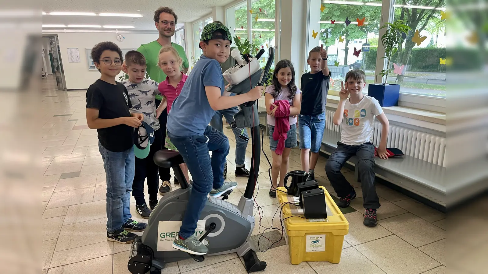 Mithilfe eines Energie-Fahrrades konnten die Kinder unter anderem eine Glühbirne zum Leuchten bringen. (Foto: red)