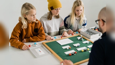Kinder bei der Arbeit mit Chemie-Material. (Foto: Birgit Hart)