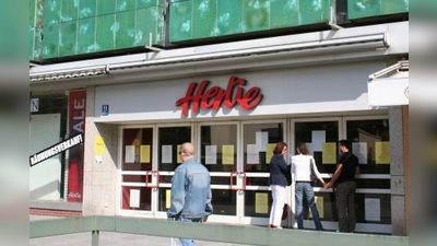 Immer wieder rütteln „Kunden” an den Türen des Kaufhauses „Hertie” an der Fürstenrieder Straße. Das schloss jedoch vor einem Monat für immer seine Pforten. (Foto: tg)