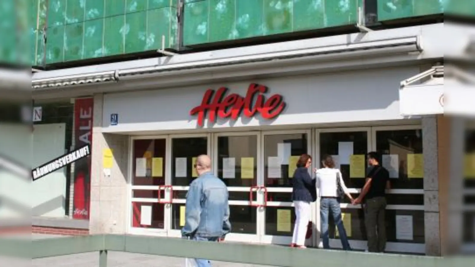 Immer wieder rütteln „Kunden” an den Türen des Kaufhauses „Hertie” an der Fürstenrieder Straße. Das schloss jedoch vor einem Monat für immer seine Pforten. (Foto: tg)