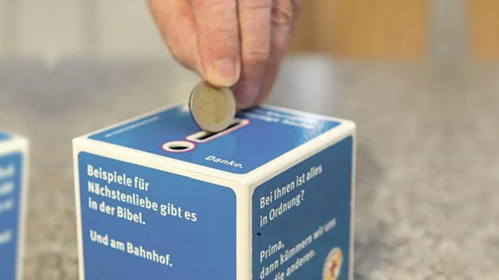 Feste feiern und dabei  (Foto: Die Bahnhofsmissionen stellen Spendenboxen für den guten Zweck zur Verfügung.)