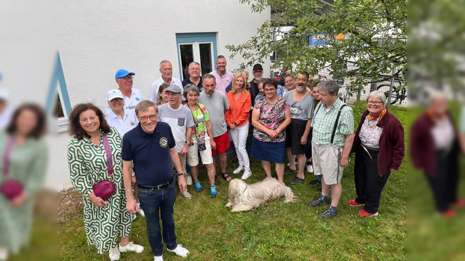 Freuen sich gemeinsam über das Fest: die Aschheimer Lions, die Einrichtungsleitung der Lebenshilfe sowie Bewohner der Lebenshilfe Putzbrunn. (Foto: Lions Club Aschheim)