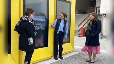 Mit dem Finger auf den Bildschirm tippen: Luisa Zsolnay vom Baureferat zeigt Baureferentin Jeanne-Marie Ehbauer (l.) und Bürgermeisterin Verena Dietl (r.), wie die Infostele funktioniert. (Foto: Patrizia Steipe)