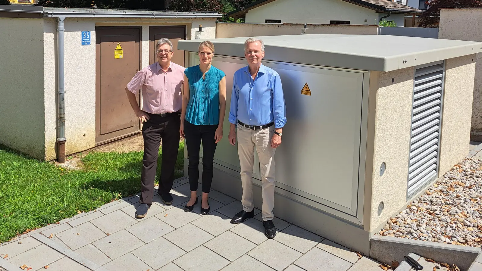 Investition in Energiewende, die Gemeinde Grünwald ist dabei (v.r.) Bürgermeister Jan Neusiedl, Susanne Seuffert (Bayernwerk) und Peter Kleßinger (Bauamt). (F: Gem. Grünwald)