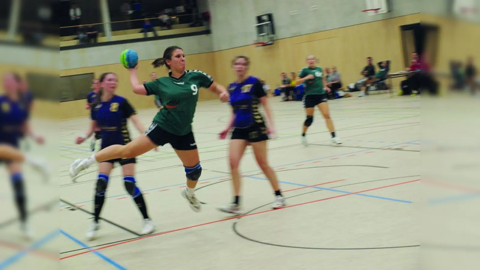 Ließen ihren Gegner „unscharf” aussehen: Die Handballerinnen des SV Laim im Spiel gegen DJK Taufkirchen II. (Foto: pi)
