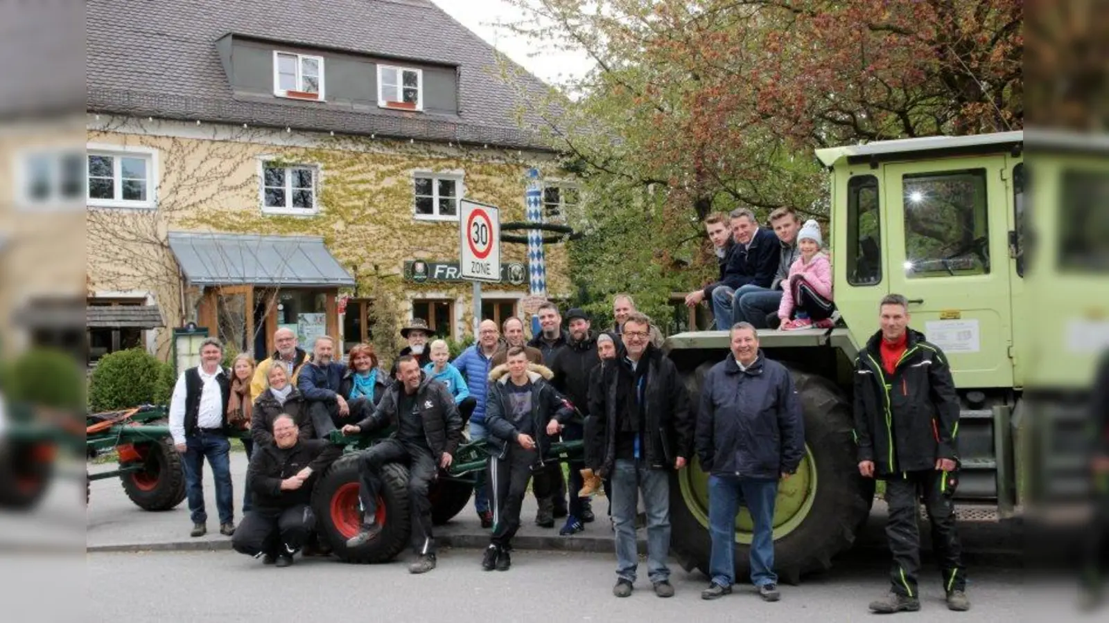 Geschafft! Der neue Pasinger Maibaum ist von vielen Helfern des Vereins D´Pasinger e.V. sicher beim Franzz angekommen. Dort wird er jetzt gut behütet bemalt und geschmückt. Am 1. Mai ab 10 Uhr beginnt das Aufstellen - und das große Maifest! (Foto: us)