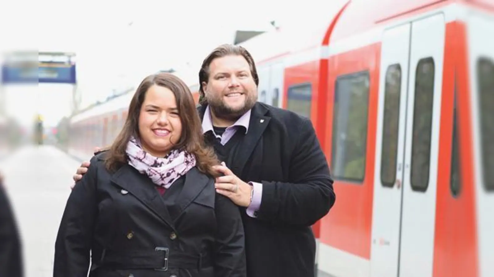 2. Bürgermeister Stefan Krimmer und seine Frau Aleksandra wünschen allzeit gute Fahrt. 	 (Foto: Stefan Bergmair)