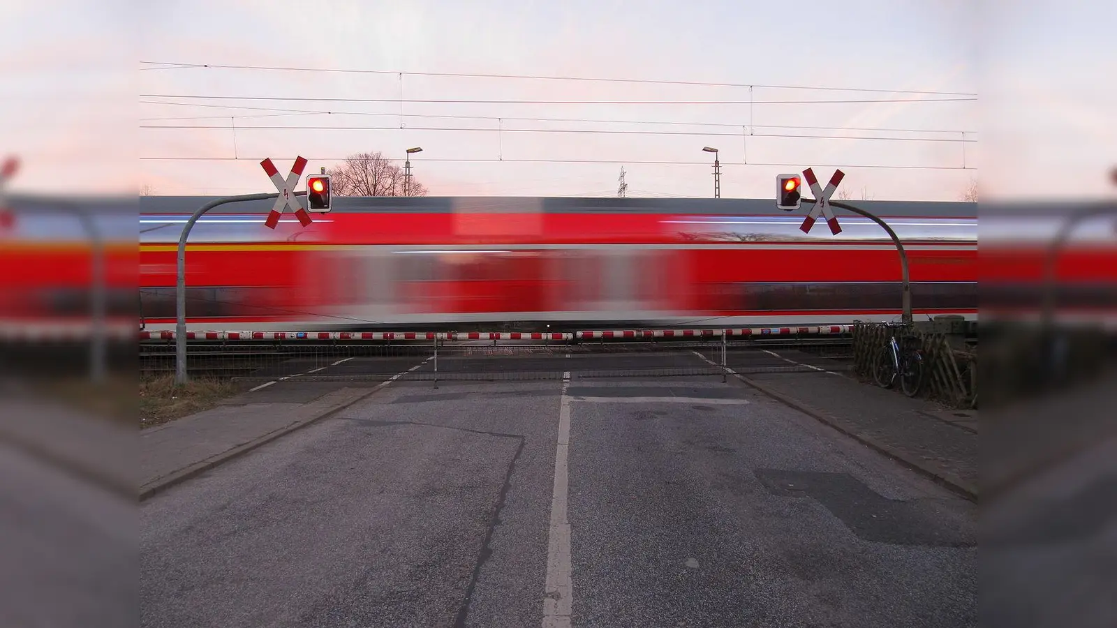 Die junge Frau hat einen hohen Sachschaden angerichtet, da sie gegen die Bahnschranken fuhr - es hätte auch noch Schlimmeres passieren können. (Symbolbild: GeoTrinity, BY-SA 3.0)