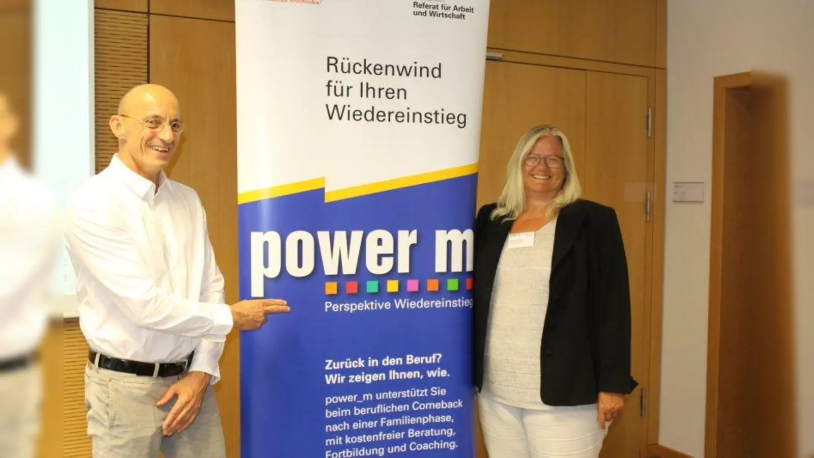 Jürgen Griesbeck (Leiter <br>Seniorenakademie Bayern) und power_m-Beratering Daniela Weidlich während der Informationsveranstaltung „power_m work&amp;care”. (Foto: sb)