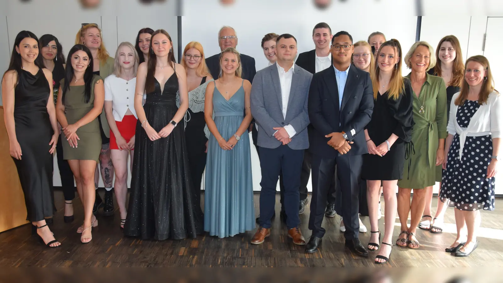 Der Stellvertretende Landrat, Walter Brilmayer, Schulleiterin Gabriele Stadler und Klassenlehrerin Verena Madl verabschiedeten Klasse 50 der Berufsfachschule für Pflege Ebersberg. (Foto: Kreisklinik Ebersberg)