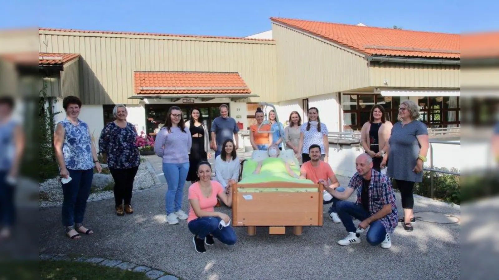 „Menschenliebe, Teamgeist und eine gute Portion Humor”: 23 Azubis und Bufdis starteten im Altenheim Maria Eich in diesem Monat ins Ausbildungsjahr. Zur Willkommensfeier begrüßten Pflegedienstleiterin Danuta Ertl, Ausbildungsleiterin Malgorzata Bachta (v.l.) sowie Leiterin Diana Sturzenhecker, stellvertretende Pflegedienstleiterin Sanja Sliskovic und Mitarbeitervertreter Detlef Raasch (v.r.) die Neuen. (Foto: us)