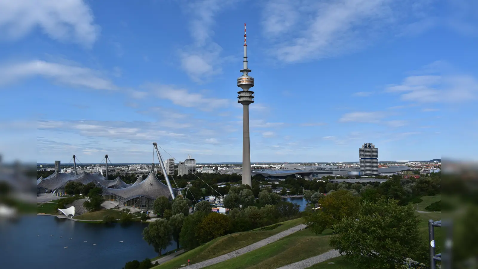 Wer hätte vor 50 Jahren gedacht, wie prächtig der Olympiapark auf dem Gebiet des ehemaligen Oberwiesenfelds aussehen würde? (Foto: Daniel Mielcarek)