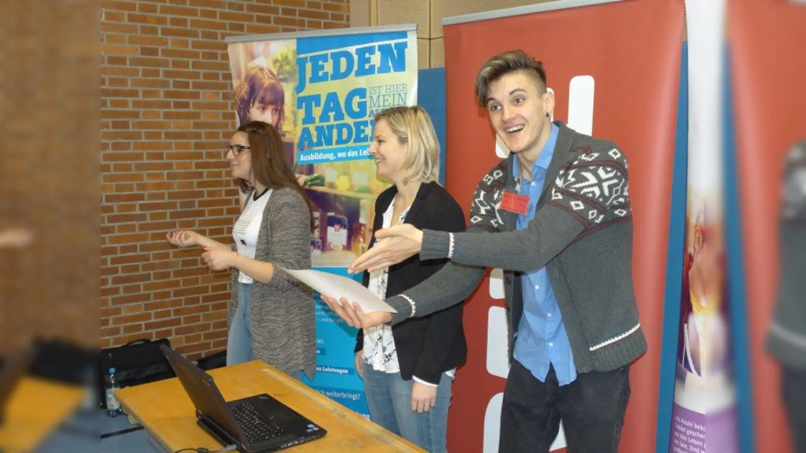 Ganz anschaulich ging es am Stand von Amelie Gedon (Mitte) zu. Hier war Pantomime angesagt. (Foto: tab)