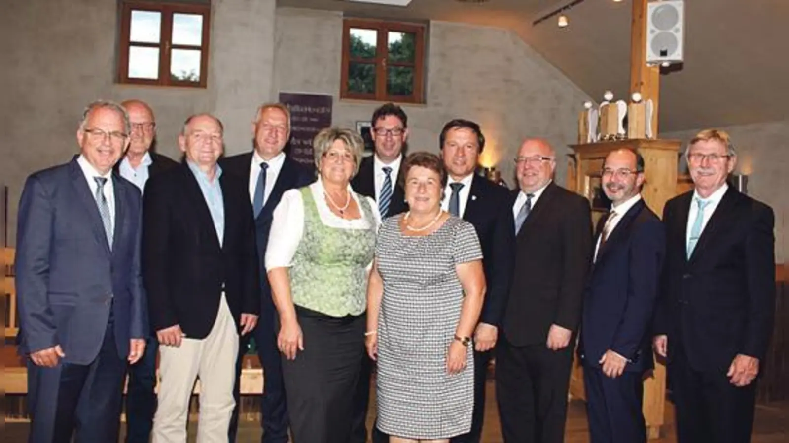 Landrat Martin Bayersdorfer dankte den 8 Landkreisbürgermeistern für ihr Engagement. 	 (Foto: LRA)