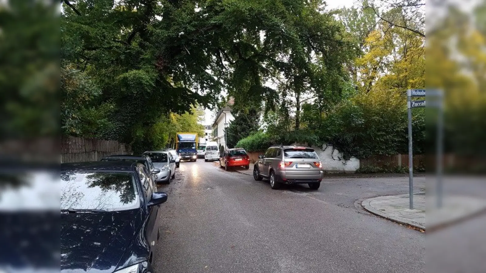 Kaum ein Durchkommen: in der Zucallistraße sieht das KVR aber keine Notwendigkeit für ein Halteverbot. (Foto: sb)