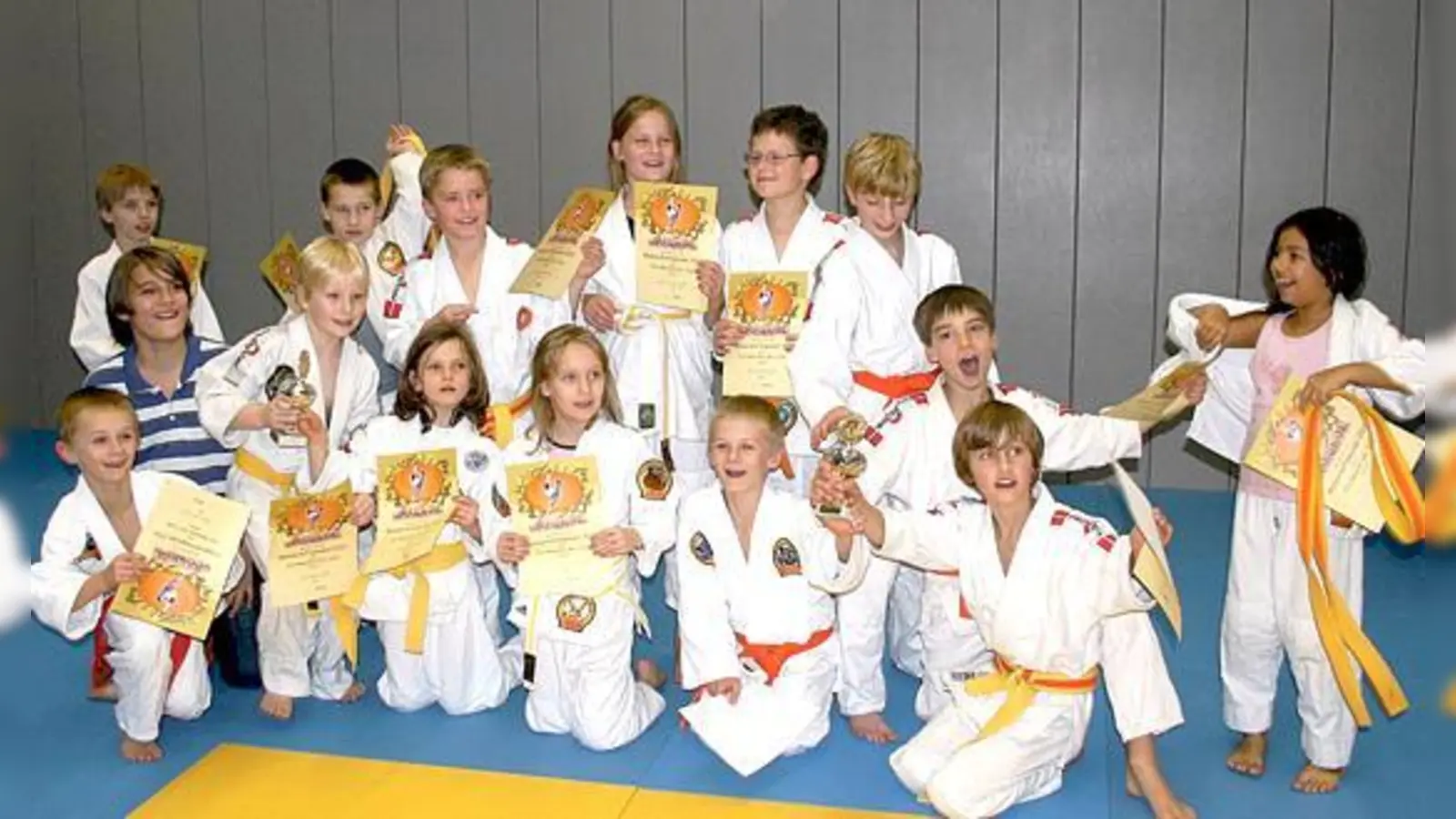 So sehen Sieger aus: Die Judoka des TSV Unter- haching gewannen bei der U10 und U12.	 (Foto: Verein)