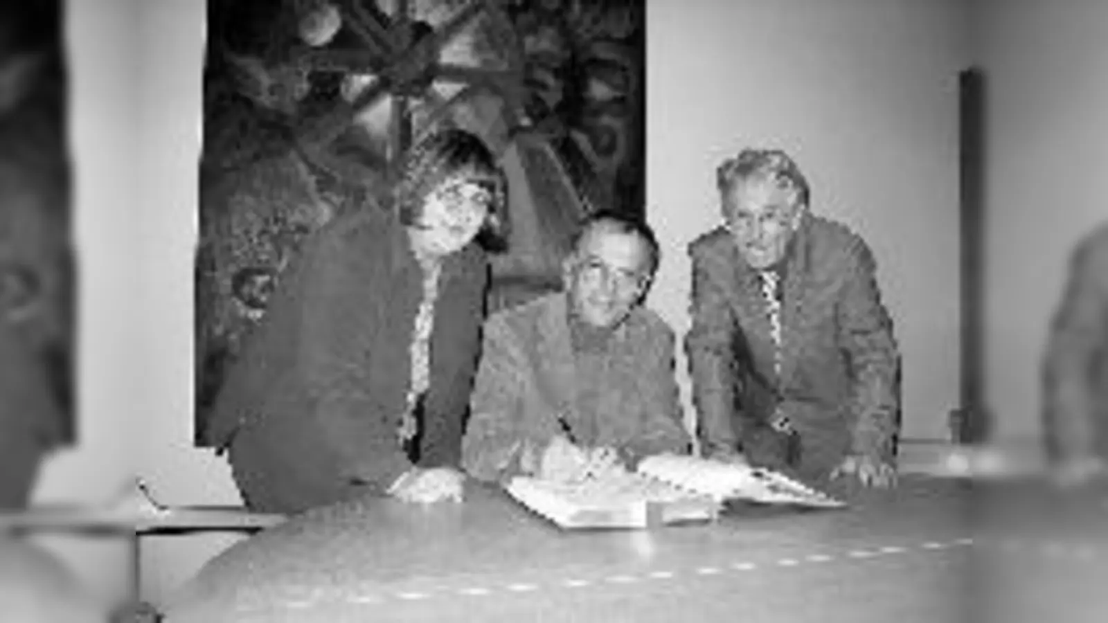 Im Beisein seiner Frau Renate und von Bürgermeister Manfred Solbrig (rechts) trug sich Dr. Reinhard Höppner in das Goldene Buch der Stadt Garching ein.  (Foto: Privat)