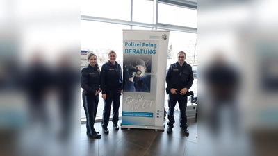 Beamte der Polizeiinspektion Poing informierten am vergangenem Freitag im Poinger Citycenter rund um das Thema Einbruchschutz.  (Foto: Stefan Dohl)
