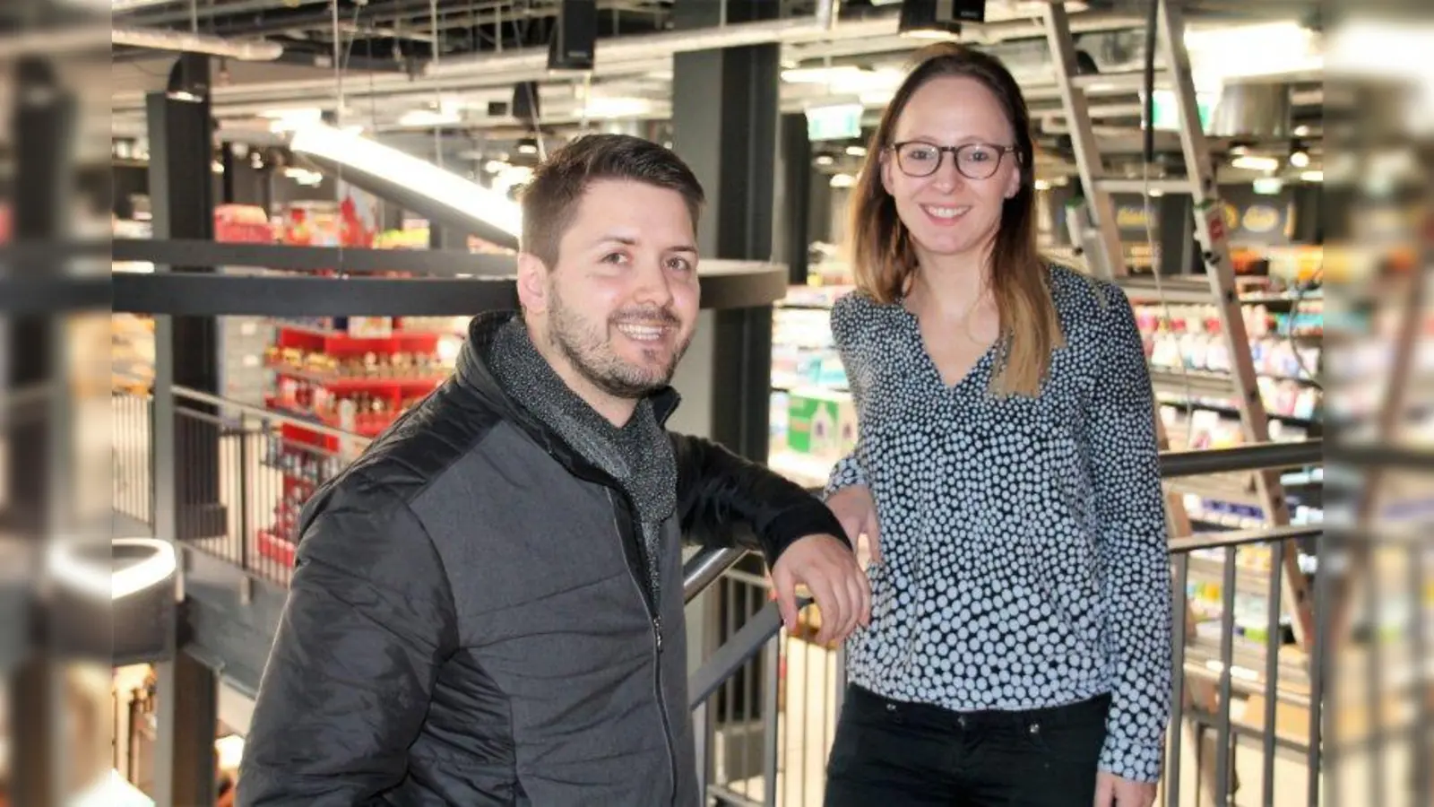 Sie lieben ihren Beruf und wollen, dass sich die Kunden bei ihnen wohl fühlen: Katharina und Robin Grosjean arbeiten als selbständige Unternehmer in der EDEKA-Gruppe. (Foto: bb)