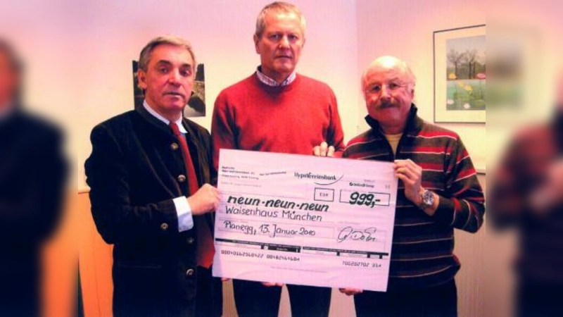 99er Präsident Alexander Dohn (l.) und Vereinskoordinator Klaus Schwab (r.) übergeben den Spendenscheck an den stellvertretenden Leiter des Waisenhauses, Günter Wolf. (Foto: privat)