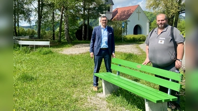 Bürgermeister Frank Zellner (links) und Bauhofleiter Hermann Deutschenbauer präsentieren die neue Sitzbank an der Knappenkapelle. (Foto: Markt Peißenberg)