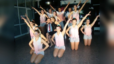 Umringt von den Tänzerinnen der Showtanzgruppe Fun Unlimited strahlt Prinz Andi IV. mit seiner Prinzessin Tina I. in die Kamera. (Foto: pst)