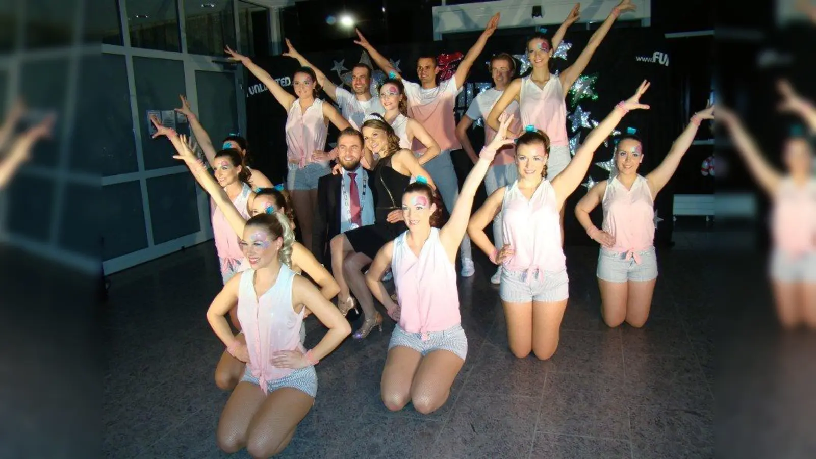 Umringt von den Tänzerinnen der Showtanzgruppe Fun Unlimited strahlt Prinz Andi IV. mit seiner Prinzessin Tina I. in die Kamera. (Foto: pst)