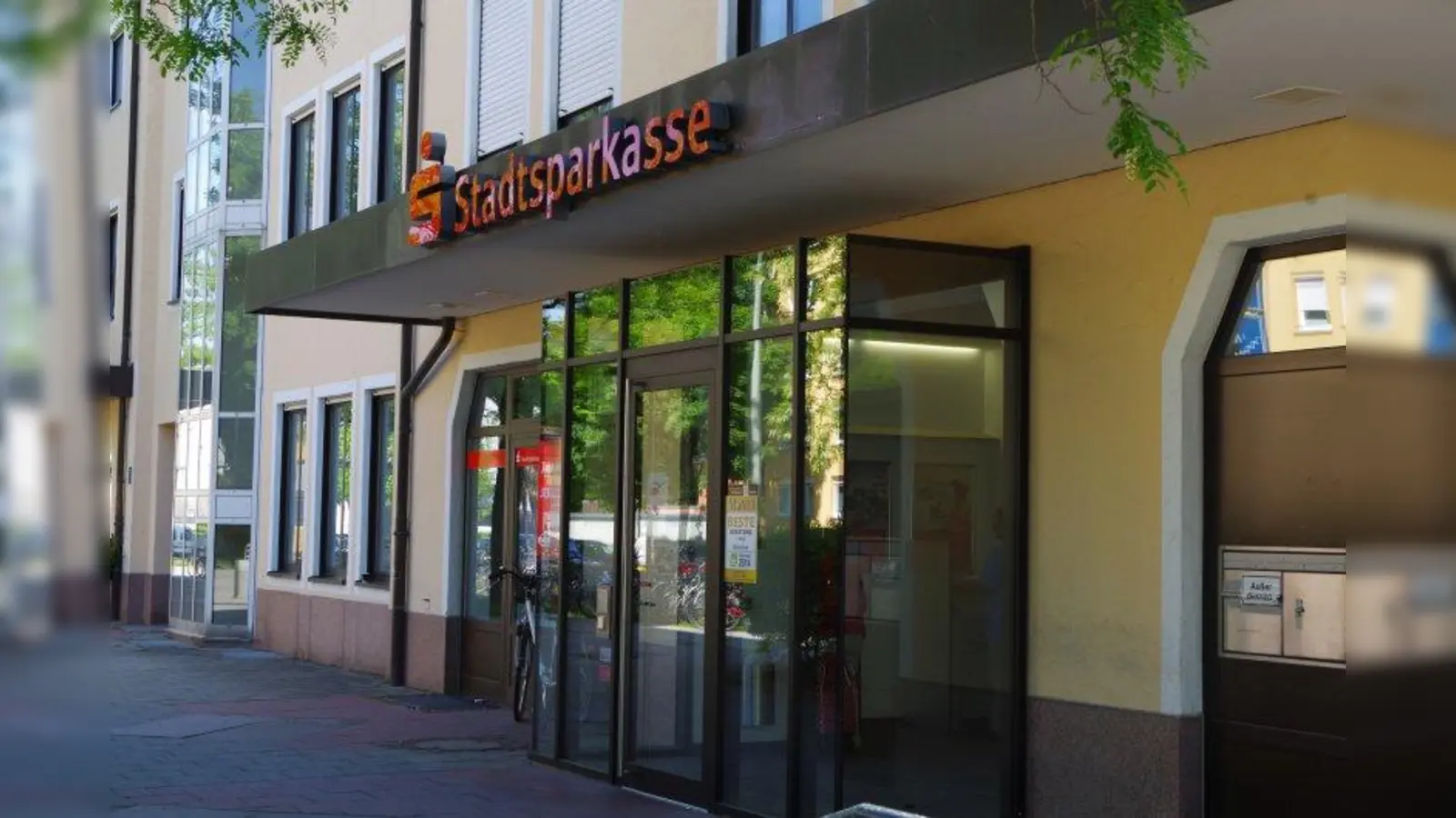 Die Stadtsparkasse München kommt dem Bürgerwunsch aus Laim nach: Demnächst wird in der Filiale in der Friedenheimer Straße ein Geldautomat installiert, der auch für Rollstuhlfahrer erreichbar ist. (Foto: kö)