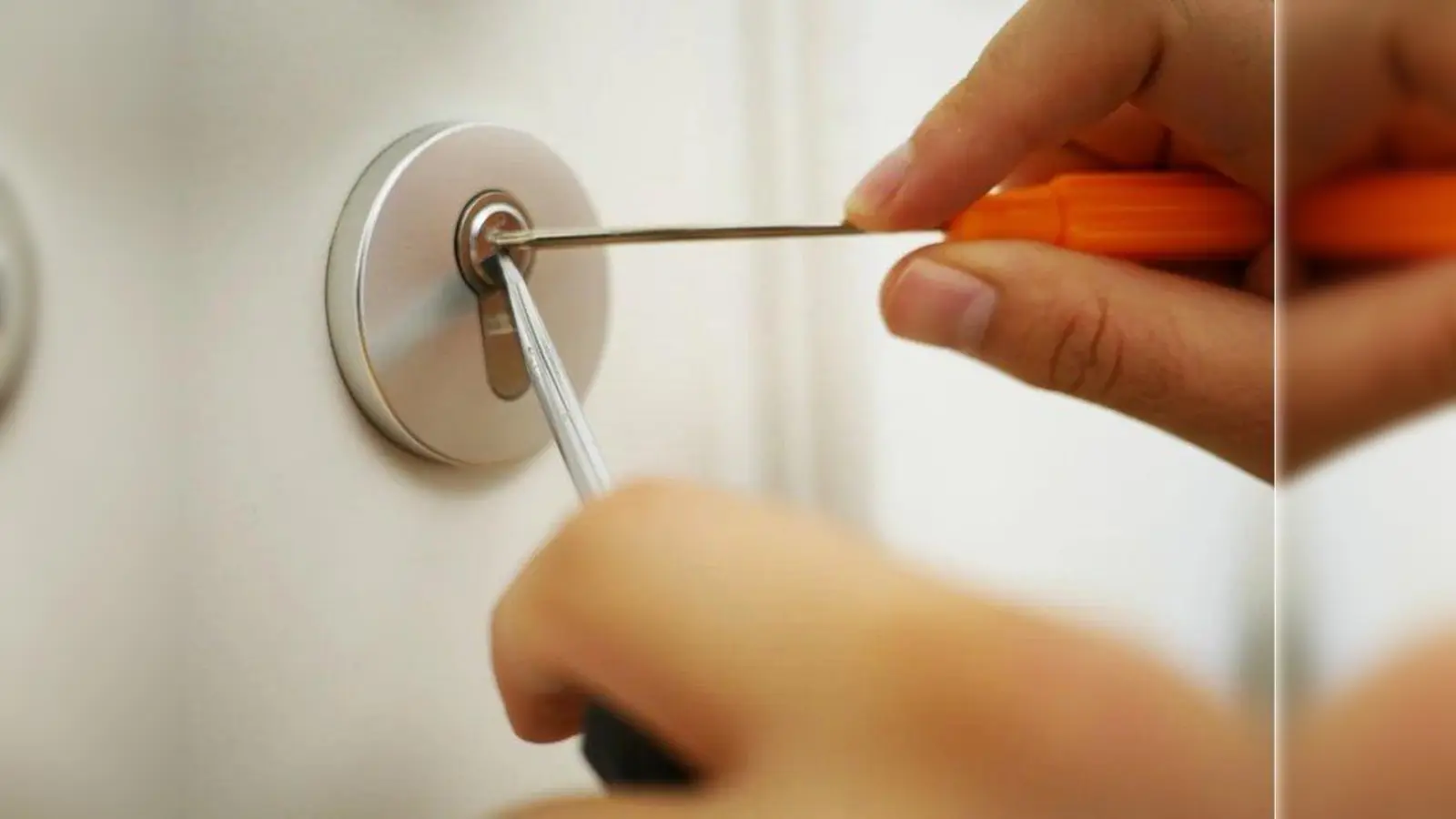 Ein seriöser Schlüsseldienst spart viel Geld! (Foto: https://pixabay.com/de/users/schluesseldienst-13794927/)