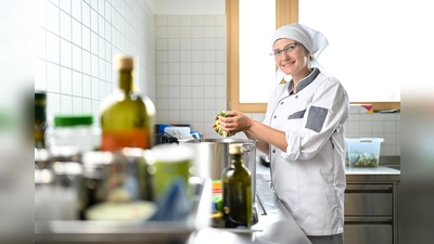 Essen frisch vor Ort zubereitet – das gibt es bereits in den städtischen Krippen und Häusern für Kinder. Nun wird es auch in allen anderen Kindertageseinrichtungen der Stadt eingeführt. (Foto: Tobias Hase/ Ref. f. Bildg. u. Sport)