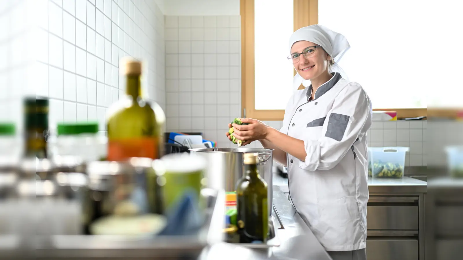 Essen frisch vor Ort zubereitet – das gibt es bereits in den städtischen Krippen und Häusern für Kinder. Nun wird es auch in allen anderen Kindertageseinrichtungen der Stadt eingeführt. (Foto: Tobias Hase/ Ref. f. Bildg. u. Sport)