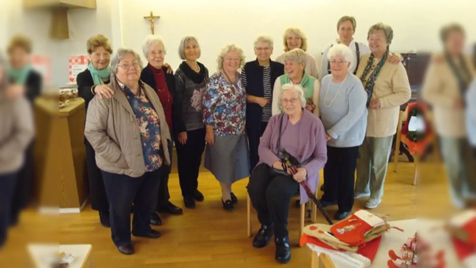 Der Frauenkreis (v.li.): Eva-Maria Stiebler, Mathilde Demmel, Therese Hörsgen, Helga Furch, Hildegard Kobler, Mariele Lang, Annemarie Klaus (sitzend), dahinter Vroni Hergöth und Christa Pommer, Angelika Schmid, Uli Jaegers und Brigitte  (Foto: St. Otto)