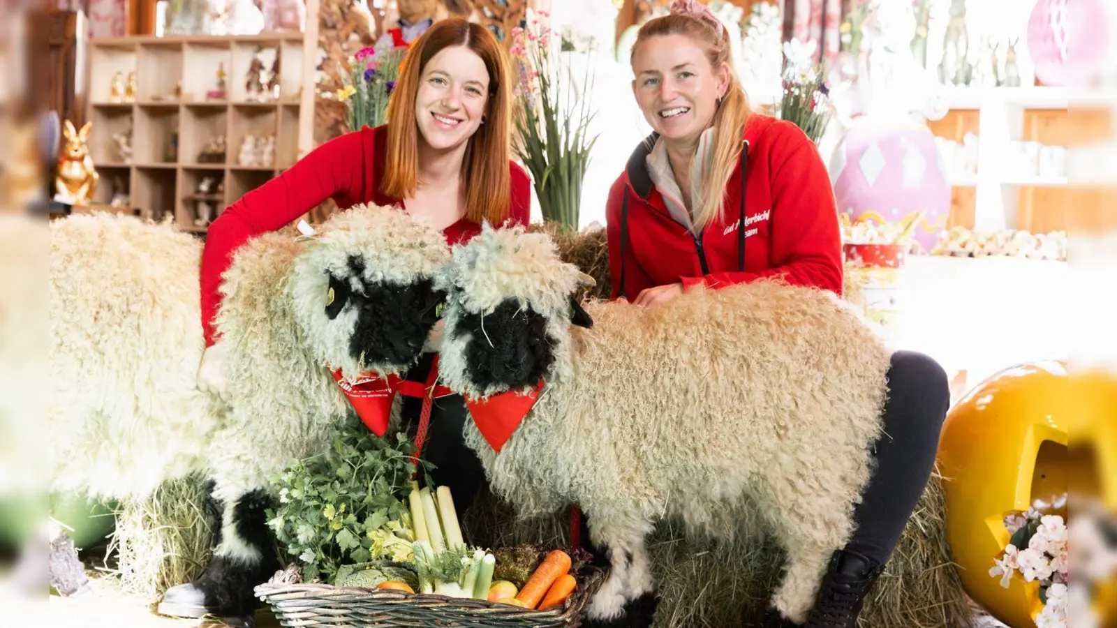 Die Tierbetreuerinnen Lisa (links) und Michaela mit geretteten Tieren. (Foto: Gut Aiderbichl)