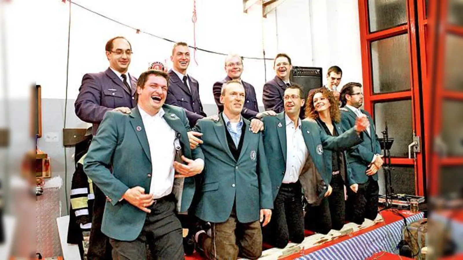 Hatten alle viel Spaß: Die Vorstandschaft des 50-jährigen Faschingsclubs (unten) und auch die der Freiwilligen Feuerwehr (oben).  	 (Foto: VA)