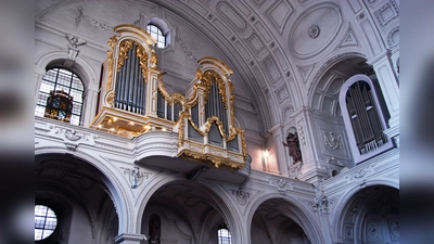 Schöne Klänge auf der Michaelsorgel beim internationalen Orgelfestival „Münchner Orgelherbst“ in der Jesuitenkirche St. Michael. (Foto: Walter Glück)