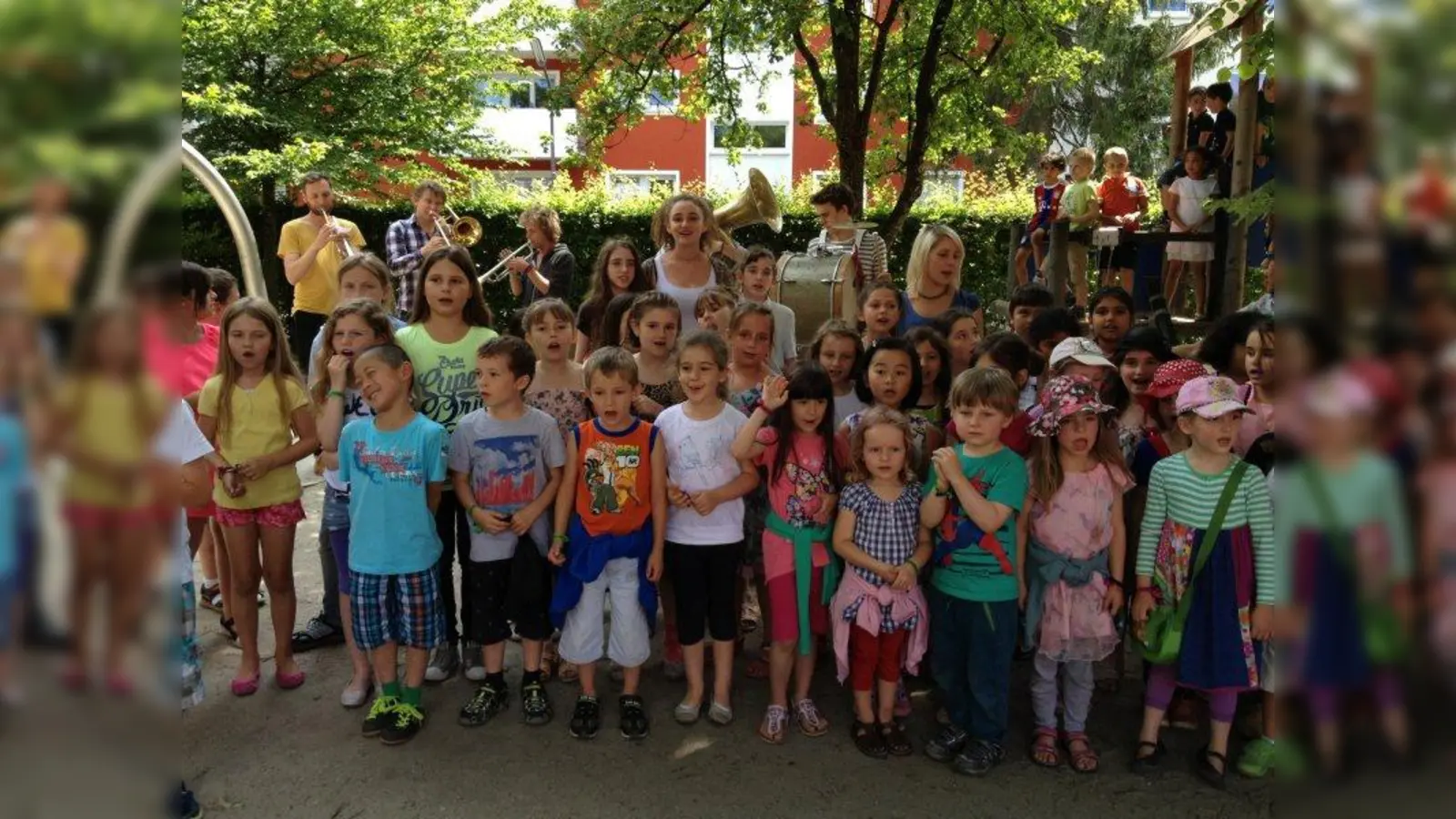 60 Laimer Kinder und Jugendliche sangen ihre Version des „Sing out loud for your rights“ – Songs im Rahmen der Stadtteilwoche Laim. (Foto: pi)