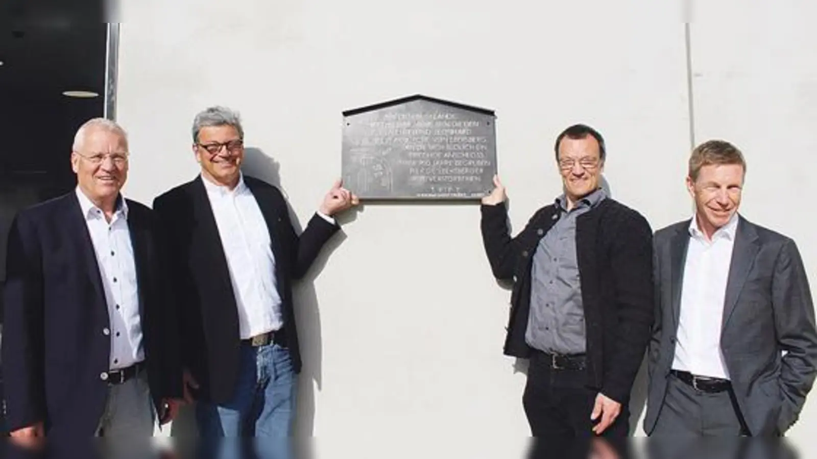 Bürgermeister Walter Brilmayer, Architekt Matthias Garbe, Kunstschmied Matthias Larasser und Vorstandsmitglied der Kreissparkasse Peter Waßmann (v. li.). 	 (Foto: Kreissparkasse)
