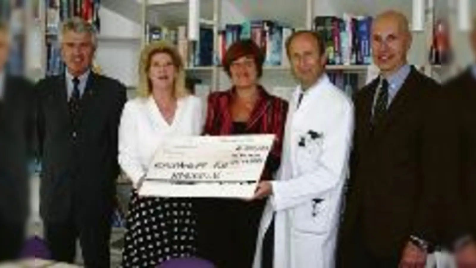 Strahlende Gesichter bei der Scheckübergabe: Karl-Heinz Stanger, Johanna Haerting-Toger, Familienministerin Christa Stewens, Prof. Dr. Stefan Burdach und Prof. Dr. Stephan Kellnar (v.li.).	  (Foto: pa)