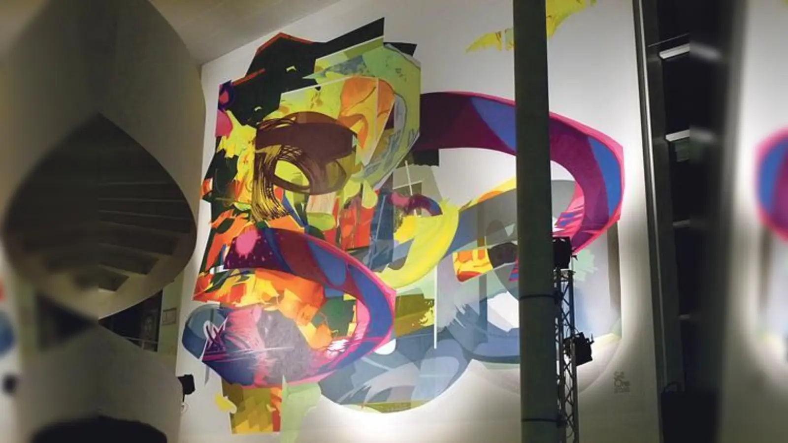 Ganze 65 Quadratmeter hat der Graffiti-Künstler in der Aula des Gymnasiums künstlerisch gestaltet. 	 (Foto: Schebelle)