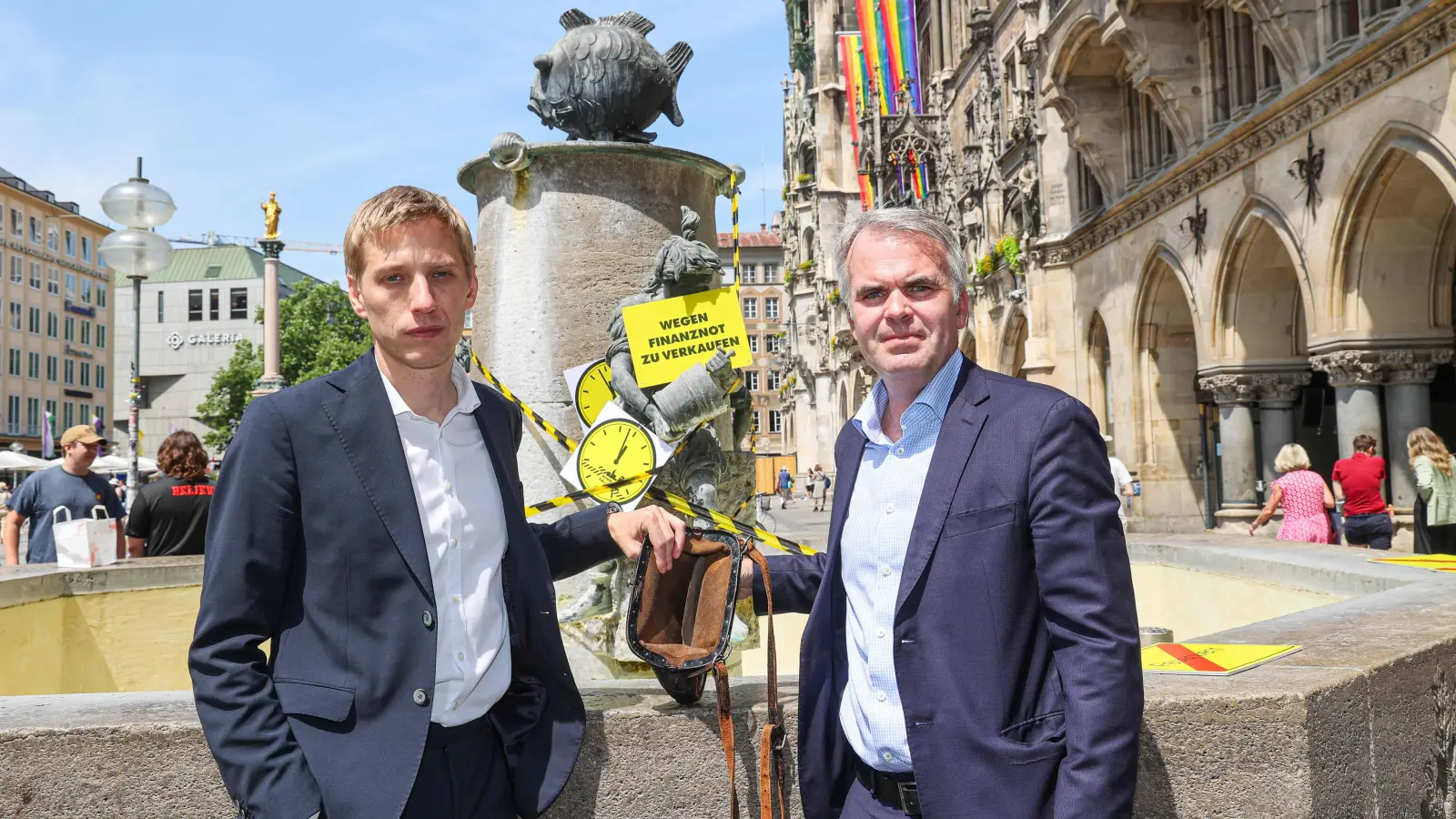 Am trockengelegten Fischbrunnen machten Oberbürgermeister Dominik Krause (l.) und Stadtkämmerer Christoph Frey auf die brisante Finanzsituation der Stadt aufmerksam.  (Foto: Michael Nagy)