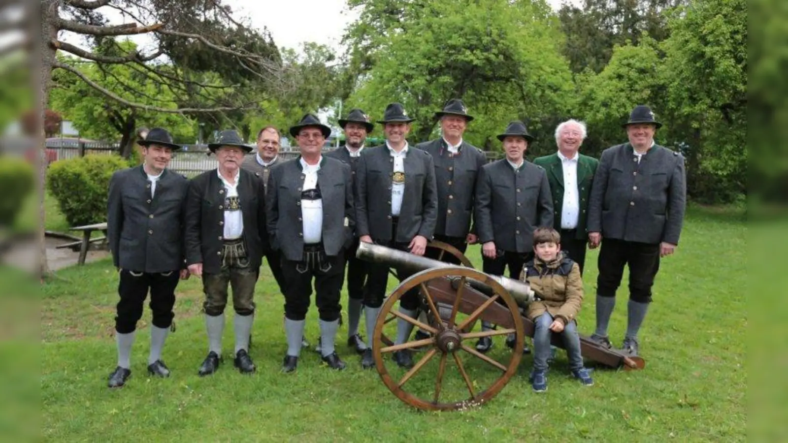 Die Aufkirchener Böllergruppe mit der „Würmseekanone“. (Foto: H.-P. Höck)